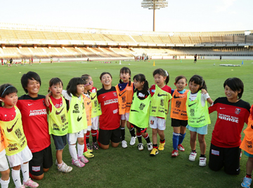 レディース選手たちが浦和区の女子サッカー教室