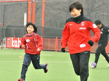 「レッズレディースのガールズサッカー教室INレッ