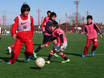 J Comサッカー教室に選手とハートフルクラブのコーチが参加 Urawa Red Diamonds Official Website