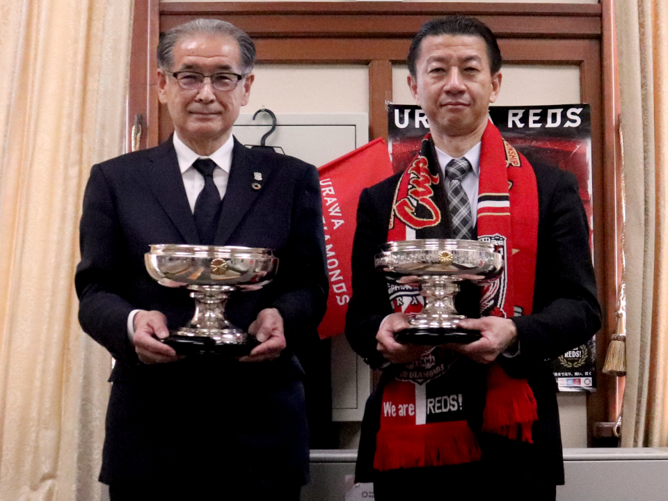 埼玉県庁を表敬訪問し 天皇杯 皇后杯のダブル優勝を報告 Urawa Red Diamonds Official Website